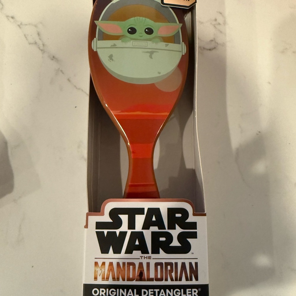 Star Wars Mandalorian Detangler Brush